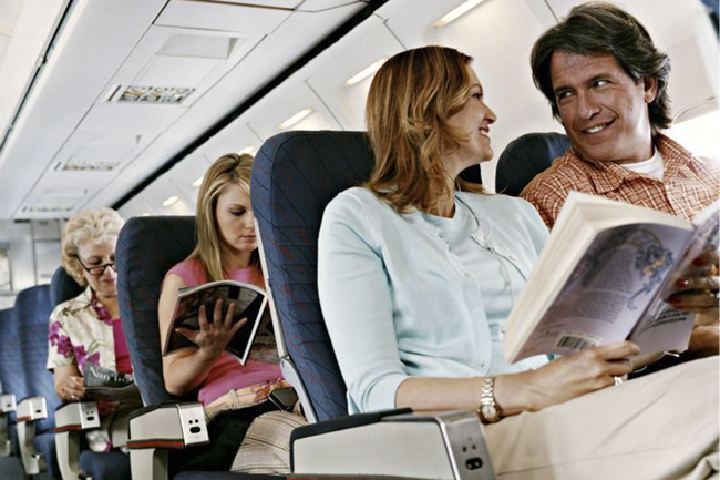 Với những ai hay bị say khi đi máy bay thì đọc sách, xem điện thoại, laptop,...không được khuyến khích