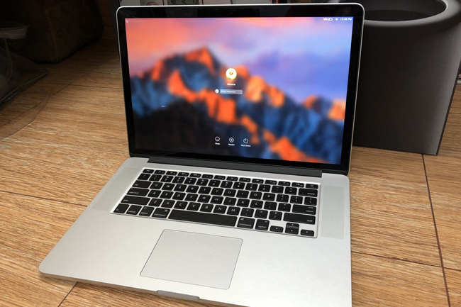 Laptop Macbook Pro bị cấm mang lên máy bay