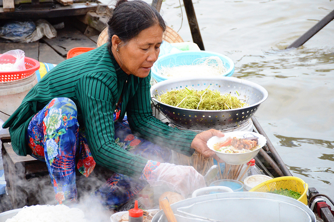 Thưởng thức bún riêu ở chợ nổi Cái Răng