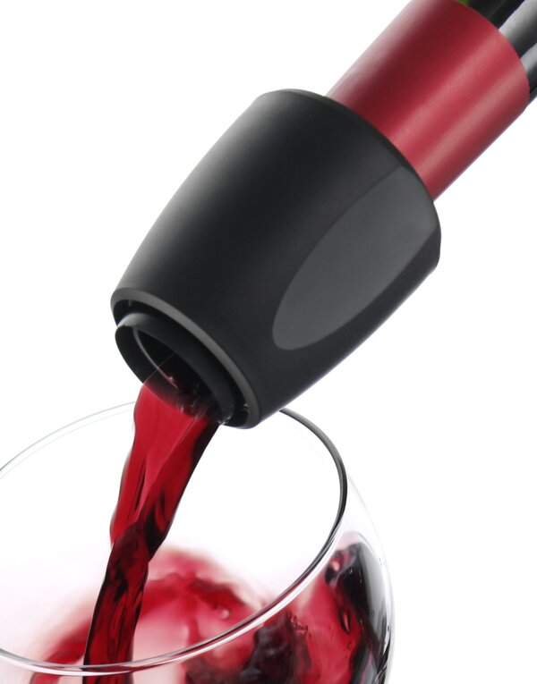 Dụng cụ rót rượu Vacu Vin tránh việc rơi nhiễu rượu ra bàn