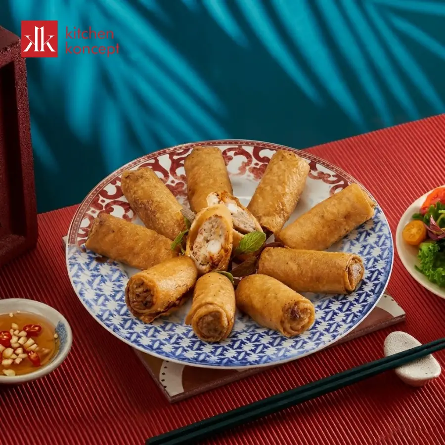 Bày trí chả giò trên đĩa sứ giúp nâng tầm thưởng thức