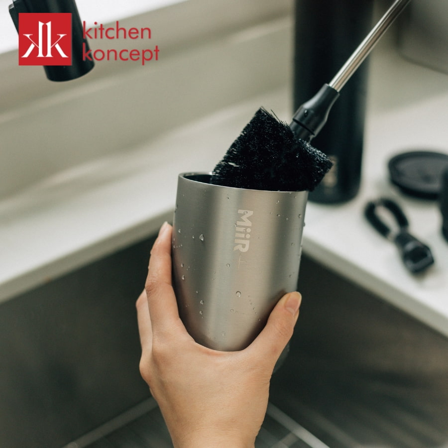 Cách khử mùi bình giữ nhiệt bằng nước ấm