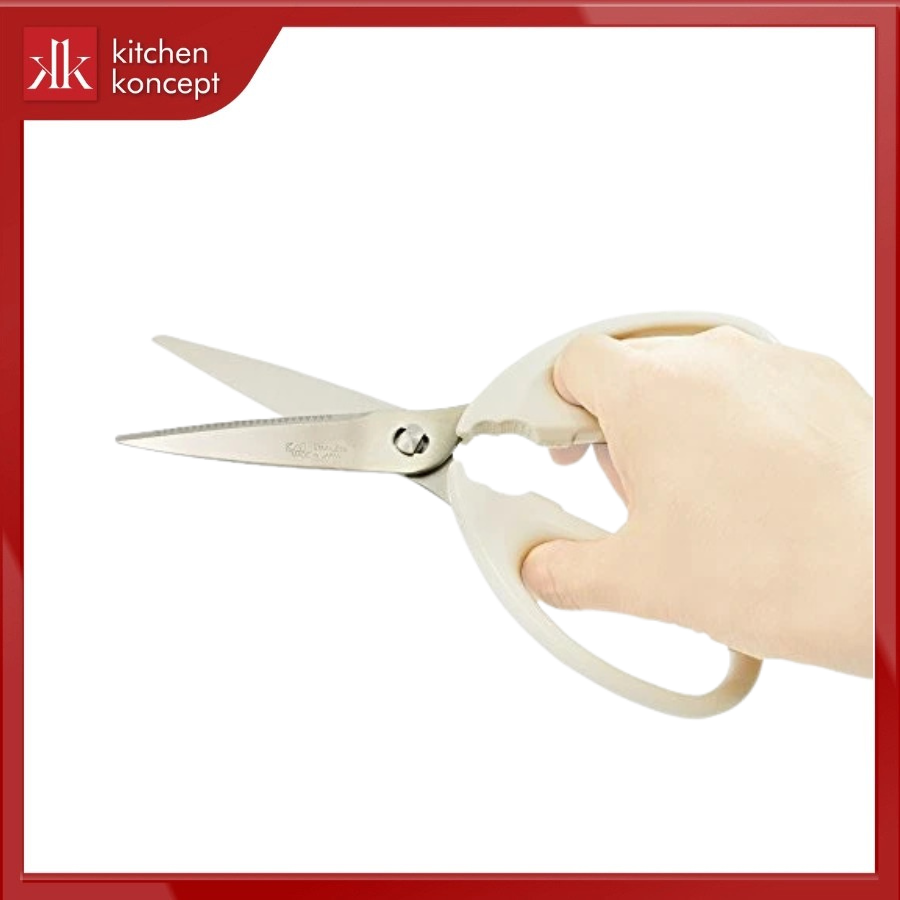 Cầm chắc tay, thao tác cắt gọn gàng