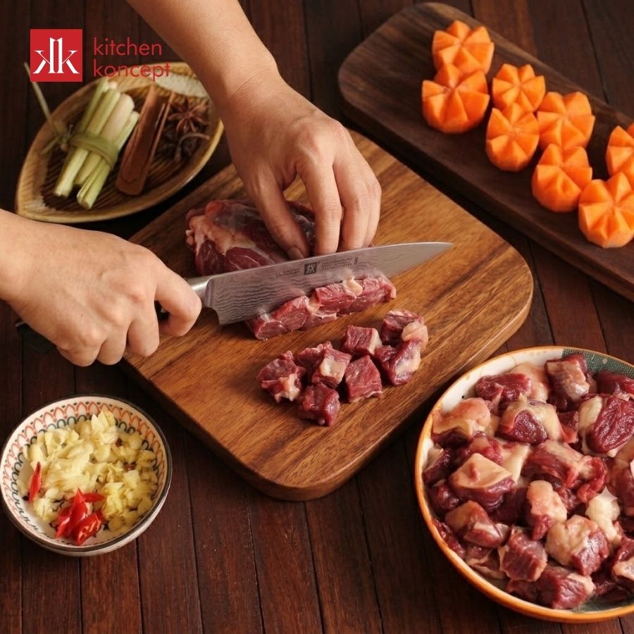 Cắt thái thịt bò thành khối vuông vừa ăn