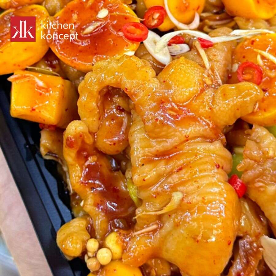 Chế biến chân gà trứng non sốt Thái