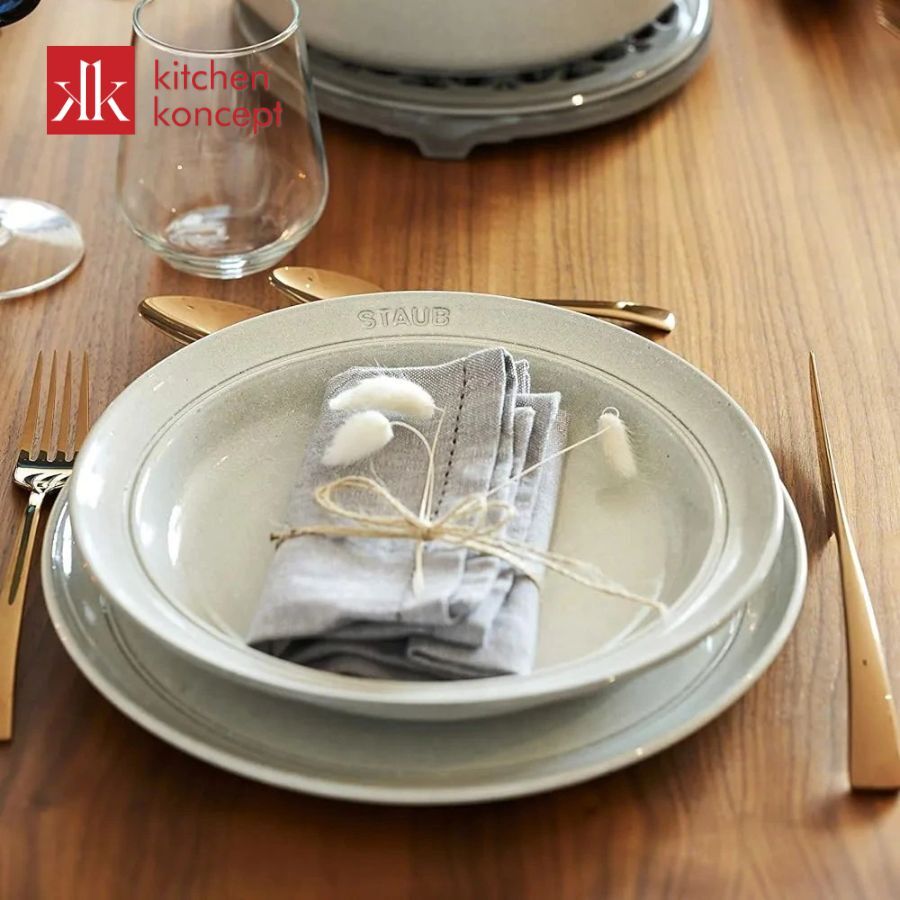 Đĩa gốm của thương hiệu STAUB
