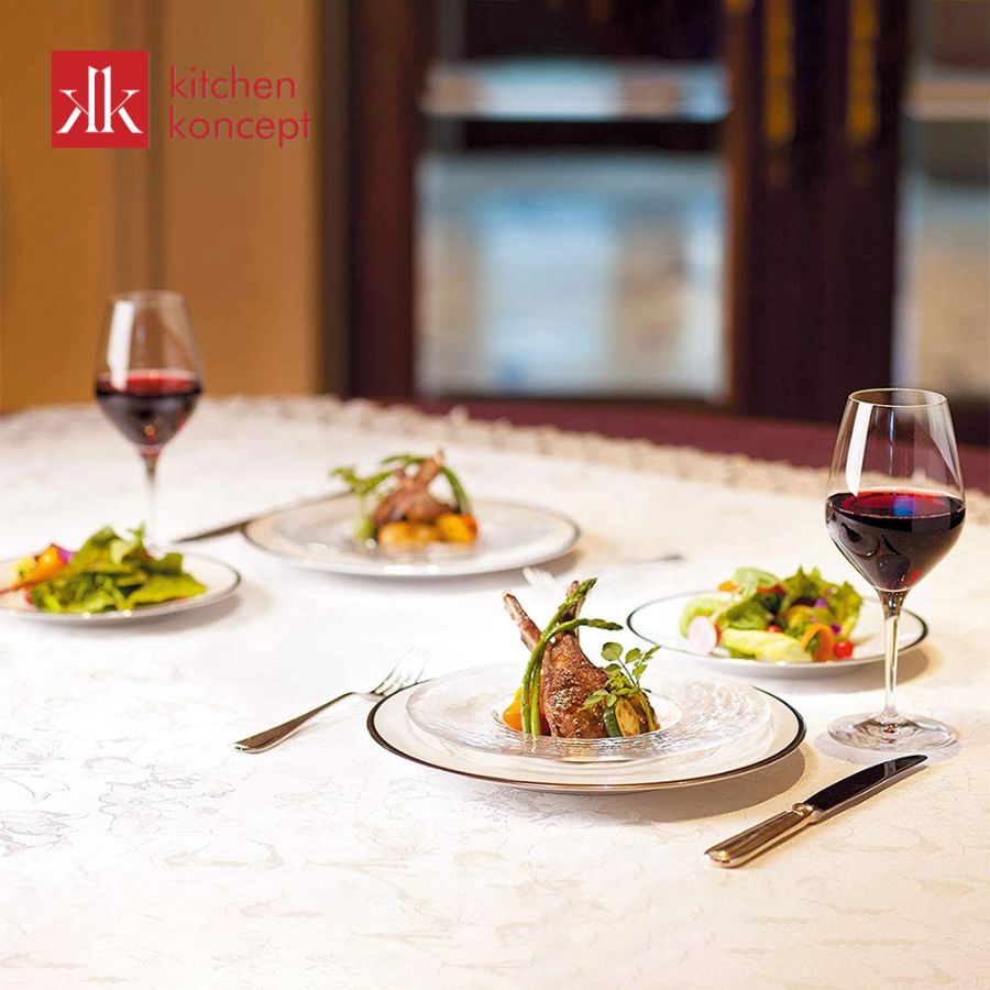 Đĩa thuỷ tinh khi được trang trí trên bàn ăn