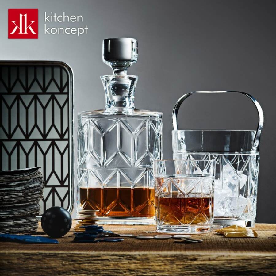 Màu sắc của rượu như hòa tan vào độ trong suốt của pha lê