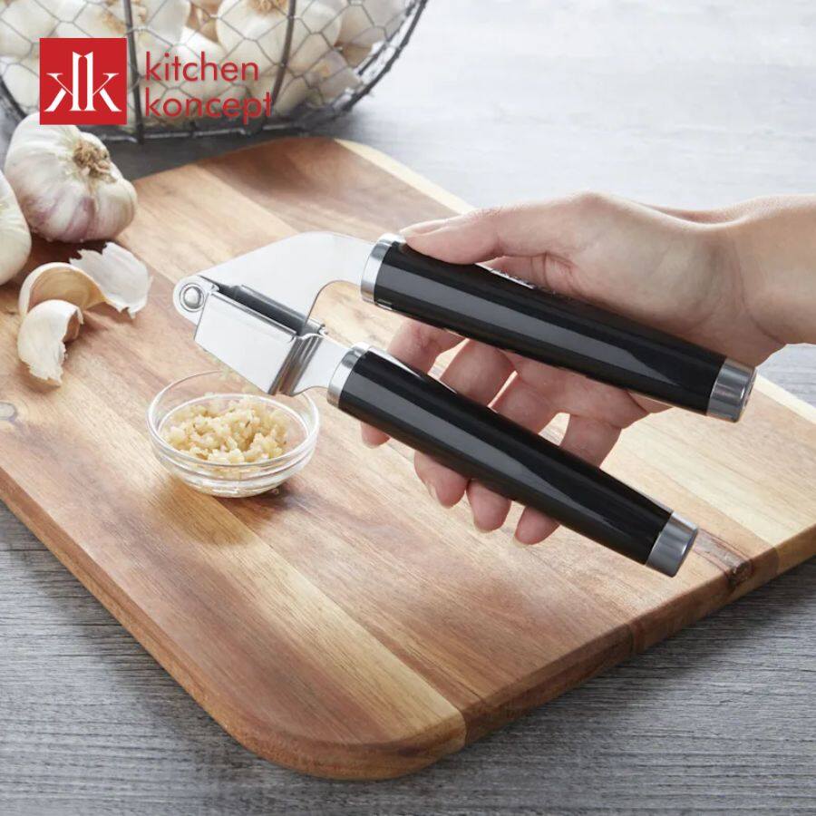 Dụng cụ ép tỏi hỗ trợ sơ chế tỏi nhanh hơn