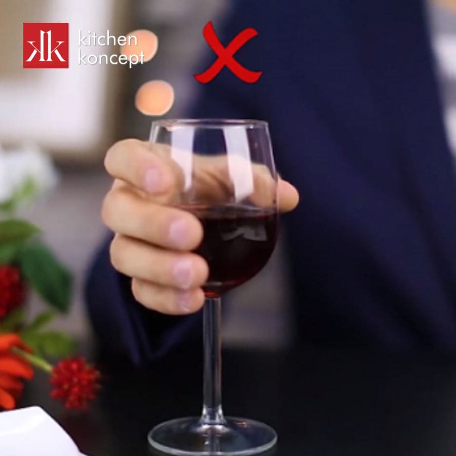 Hạn chế cầm vào bầu ly rượu vang