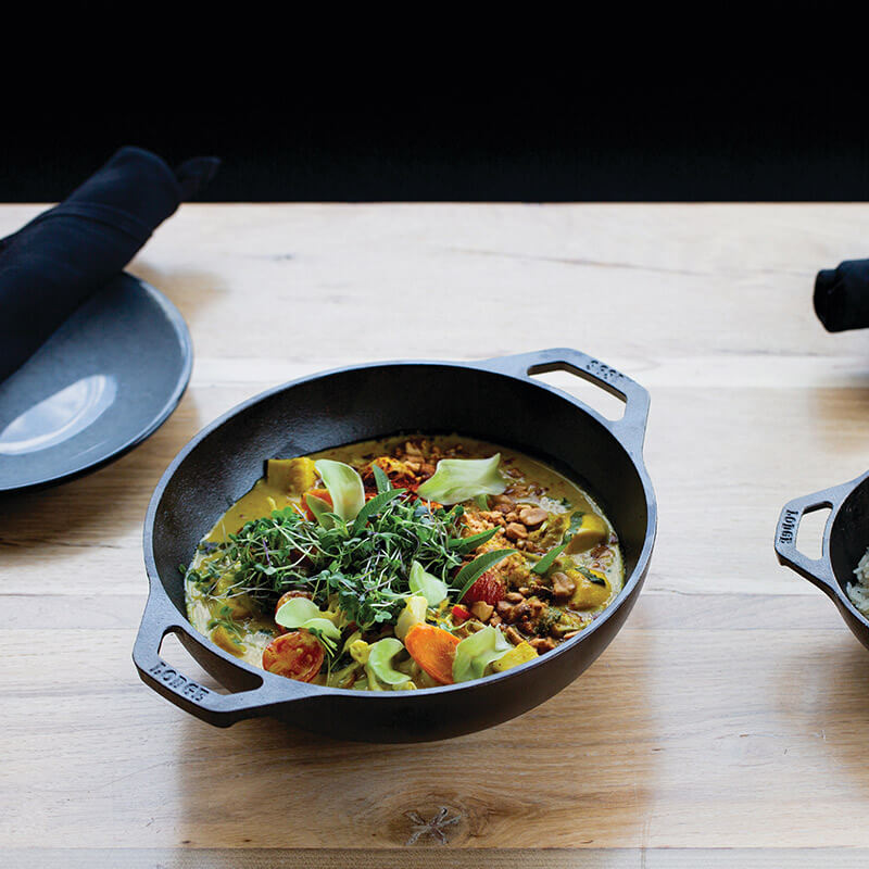 Chảo gang Wok Lodge với thiết kế lòng sâu giúp giữ trọn hương vị món ăn