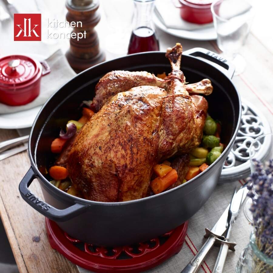 Nồi gang oval Staub màu đen