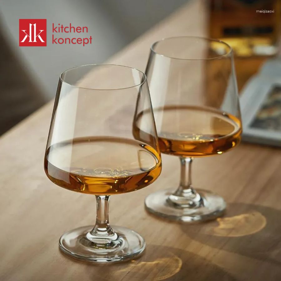 Ly Snifter có thân bầu lớn, miệng hẹp giúp tập trung hương thơm