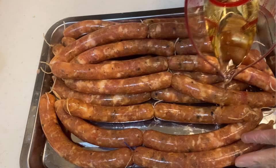 Nhồi lạp xưởng vào vỏ collagen Cách làm lạp xưởng tươi đơn giản tại nhà