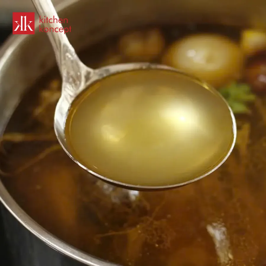 Nước phở bò đạt chuẩn có màu vàng nâu nhẹ