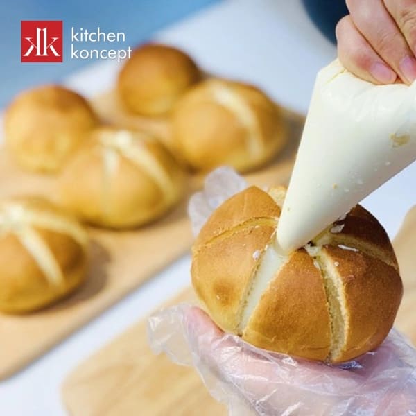 Cho kem vào bánh mì bơ tỏi phô mai