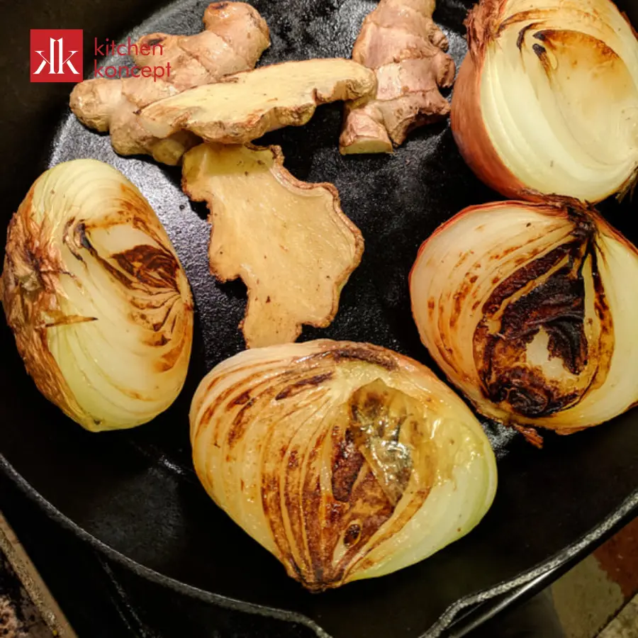 Nướng xém gừng và hành tây tạo mùi thơm
