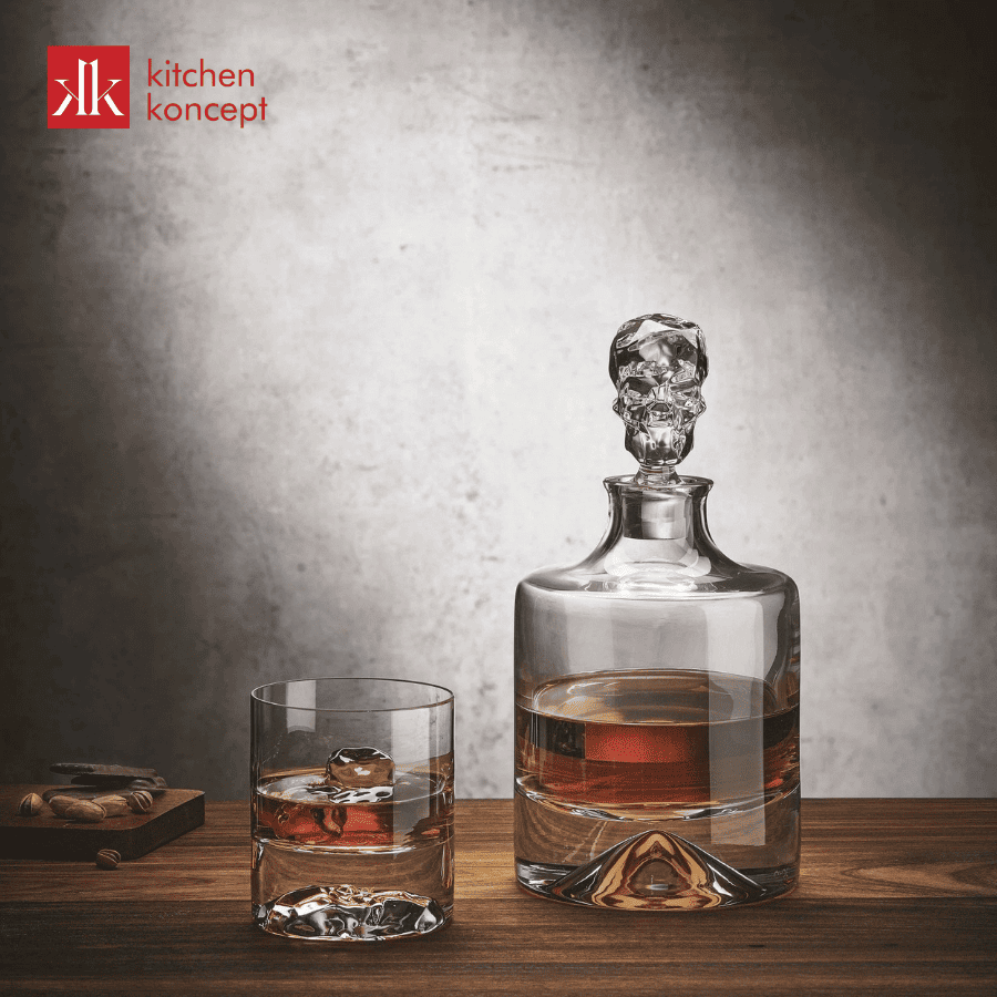 Pha lê trong suốt làm nổi bật màu hổ phách đặc trưng của whiskey