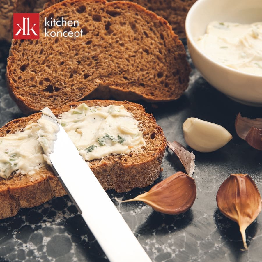 Phết bơ tỏi lên bánh mì