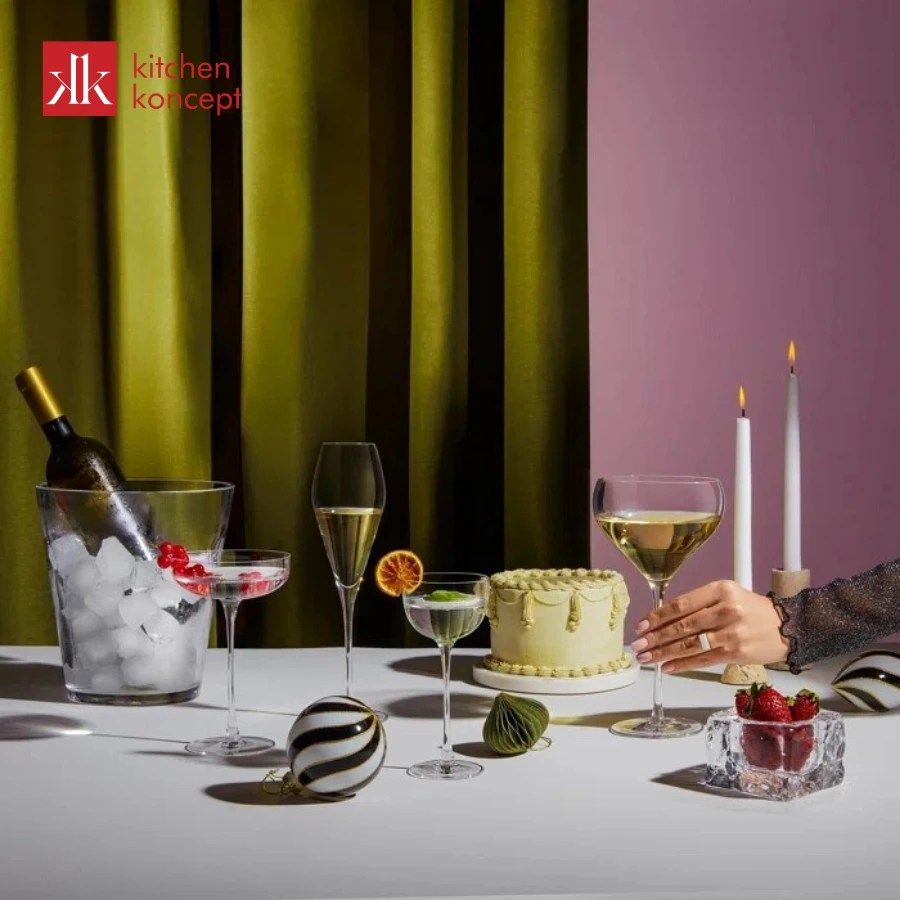 Thưởng thức champagne, sparkling wine hoặc prosecco