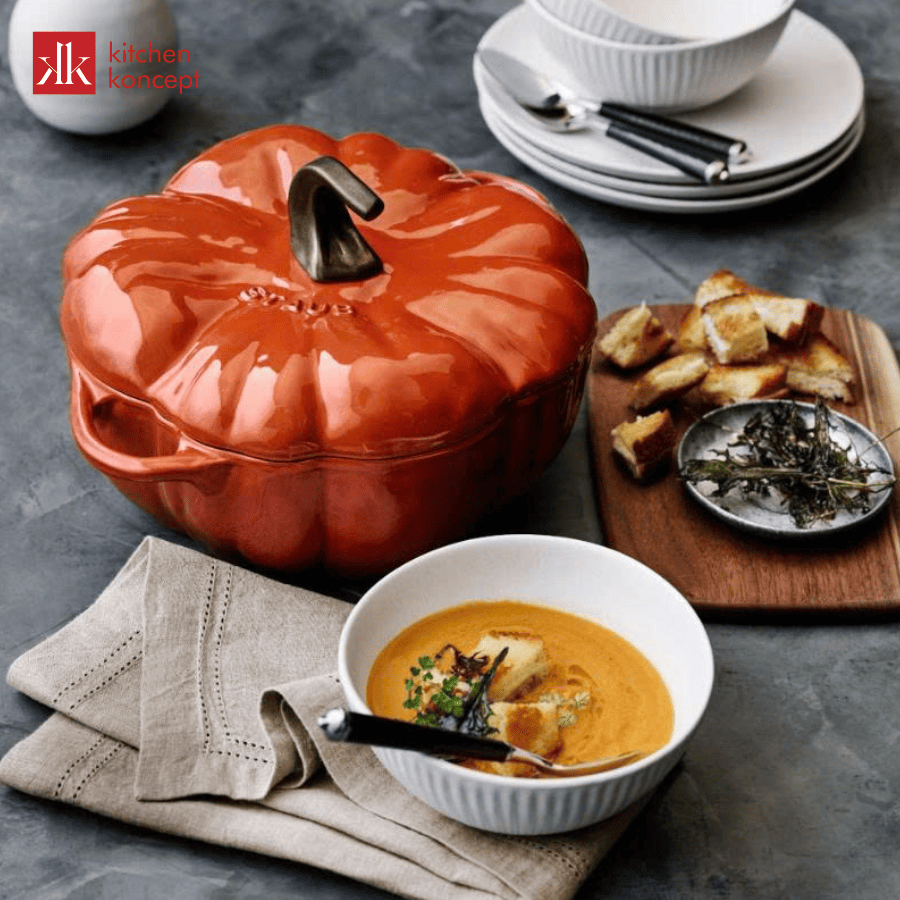 Tô gốm Staub bí ngô sử dụng tốt trong lò nướng