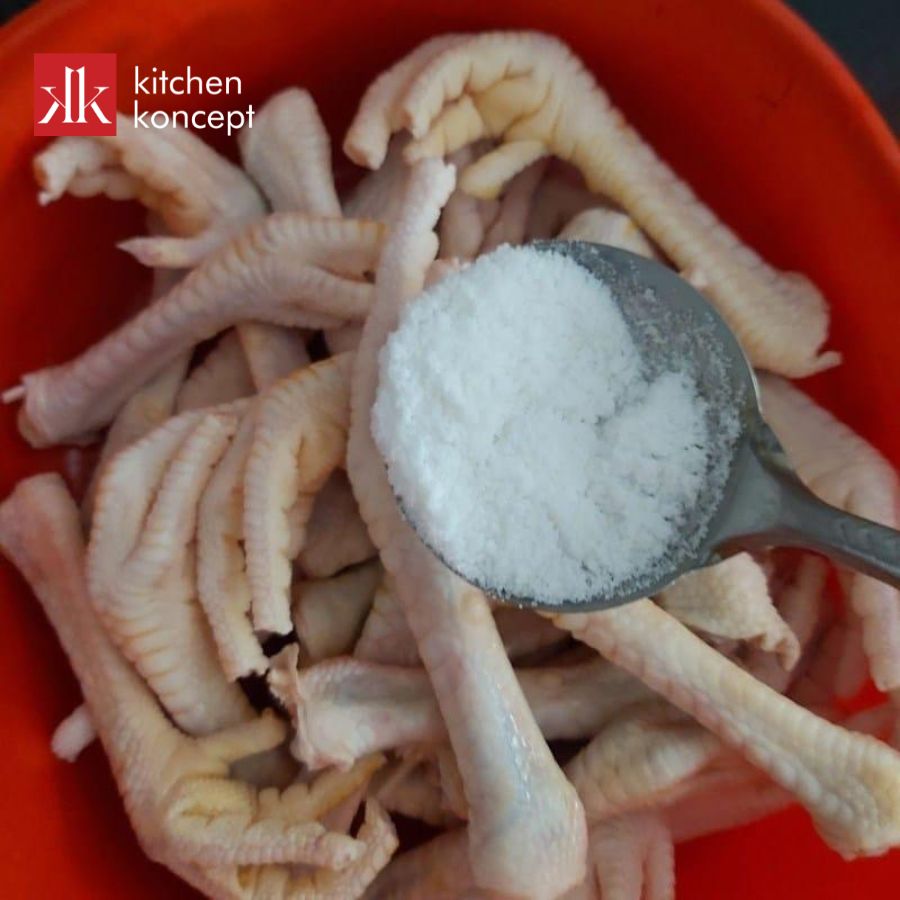 Sơ chế chân gà kỹ càng để khử mùi hôi