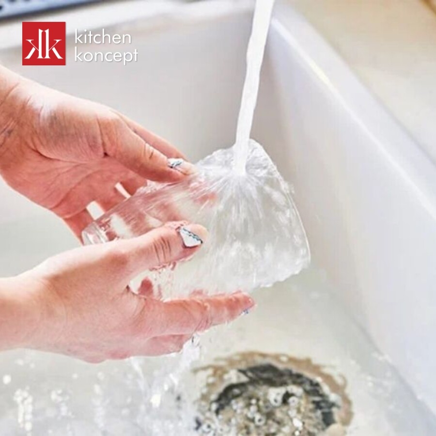 Sử dụng dung dịch bôi trơn để tách 2 ly thủy tinh bị dính