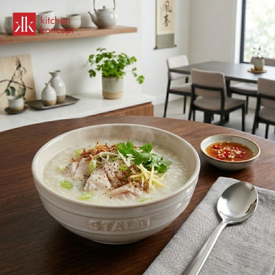 Thưởng thức cháo cá chép nóng hổi trên bàn ăn