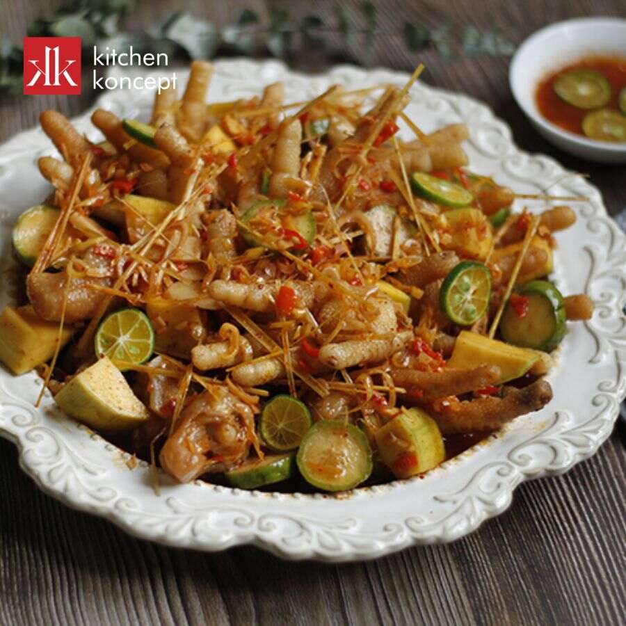 Trộn chân gà sả tắc sốt Thái