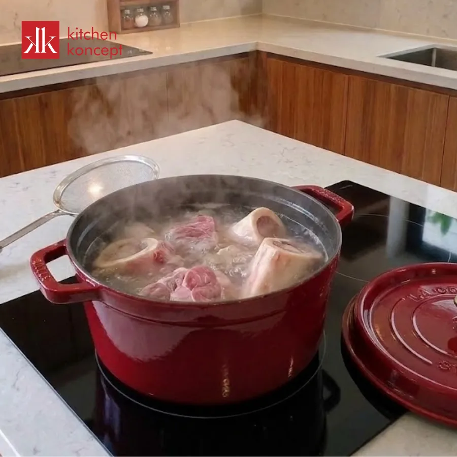 Trụng sơ thịt bò và xương ống để loại bỏ tạp chất 