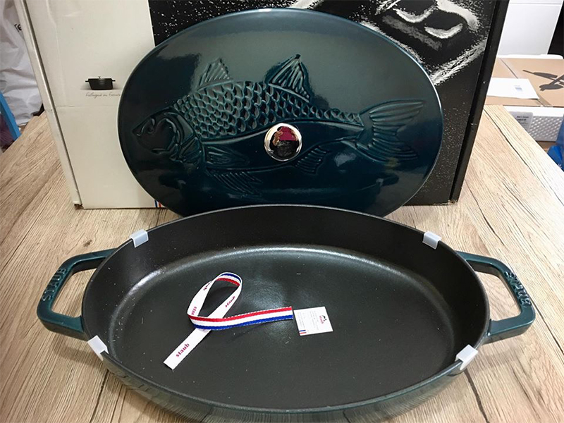 Nồi oval vẽ hình cá màu xanh ngọc Staub - 33cm