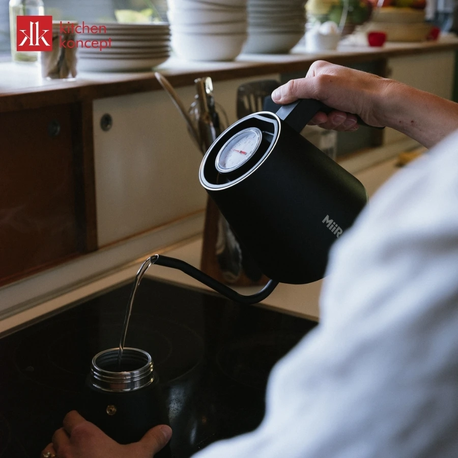 Vòi ấm Pour-over có thiết kế góc nghiêng
