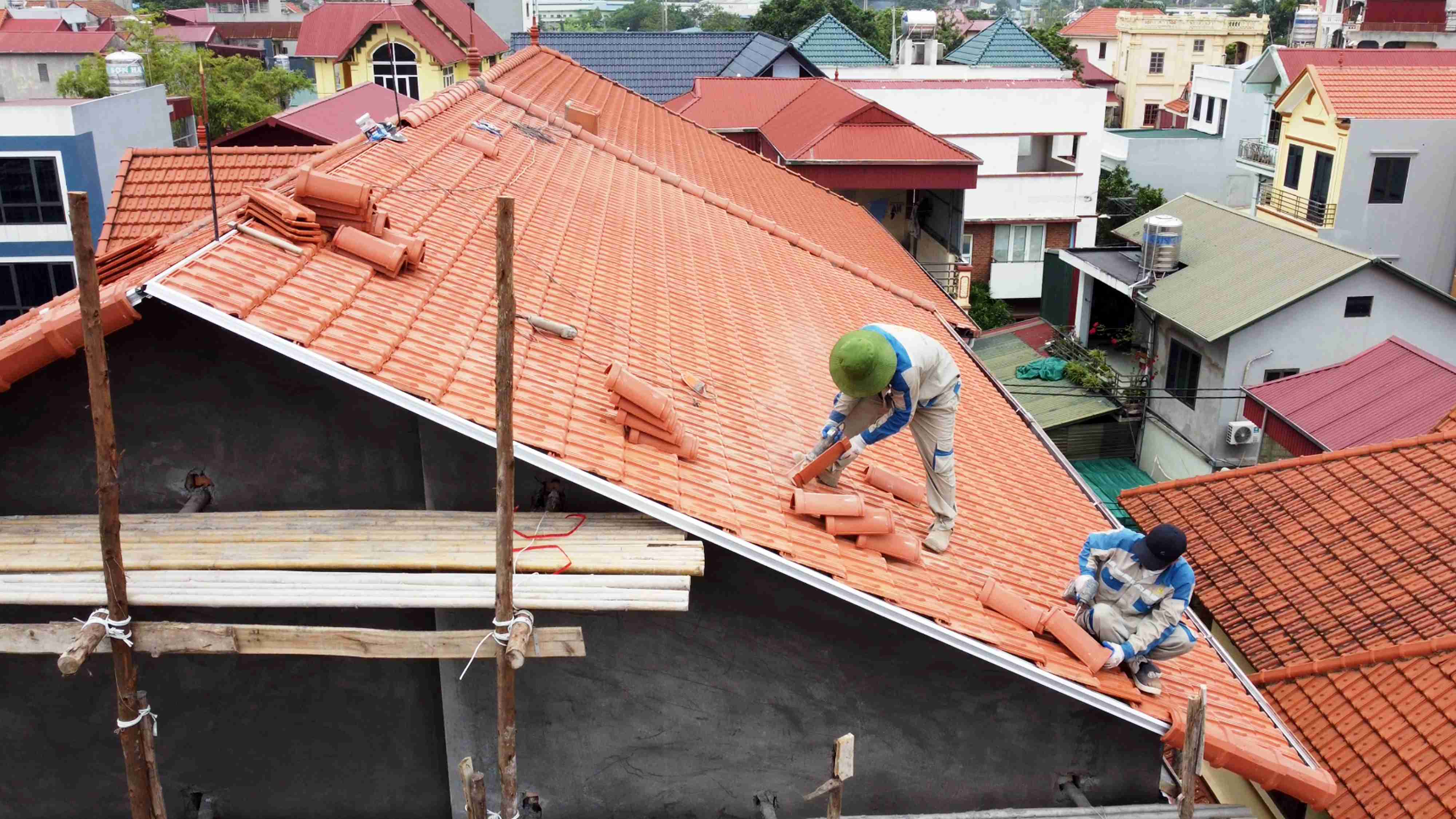 Báo giá thi công mái ngói chi tiết – Cách tính chi phí chuẩn xác trước khi làm