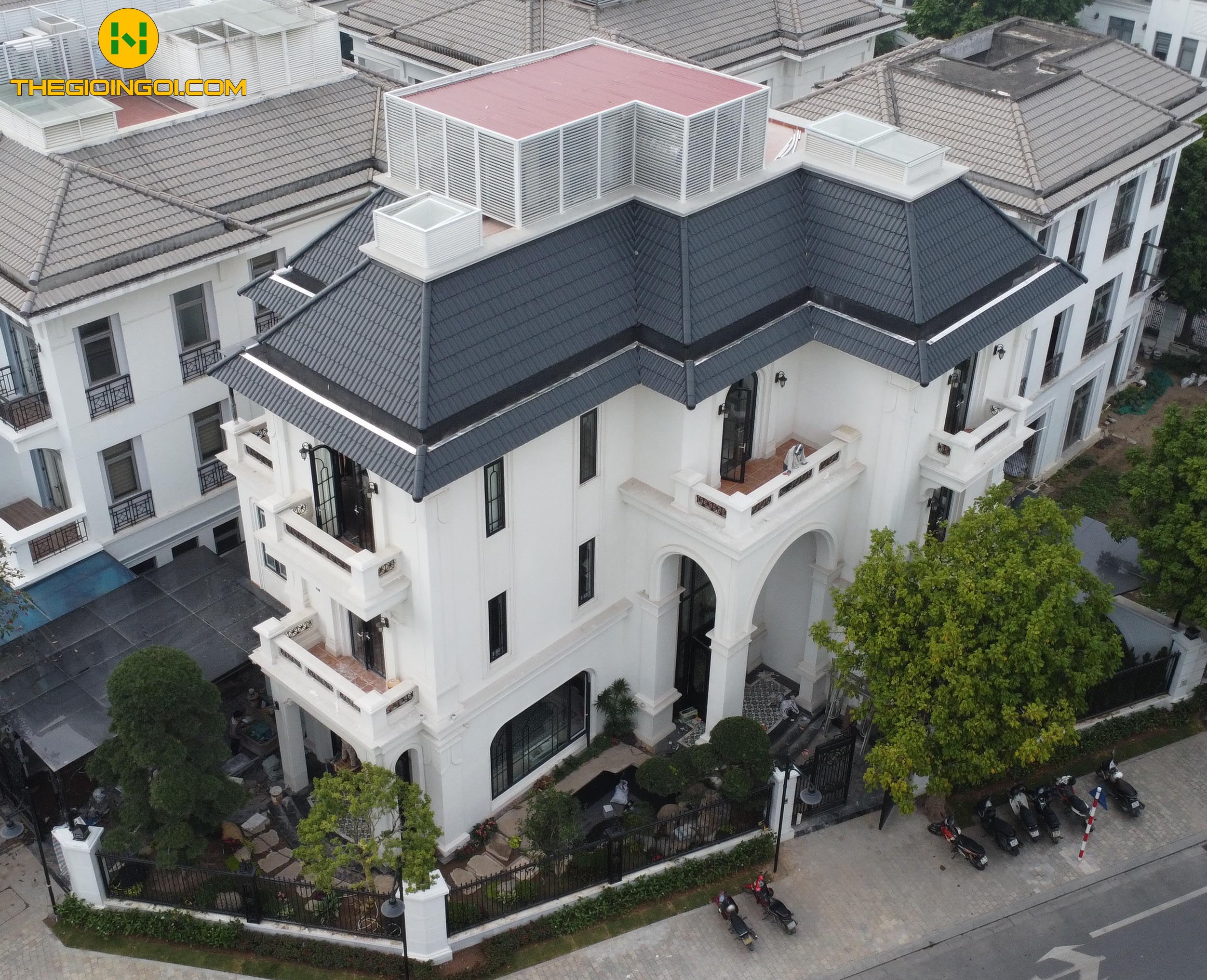 Thi công mái ngói biệt thự Hướng Dương - Vinhomes The Harmony Long Biên