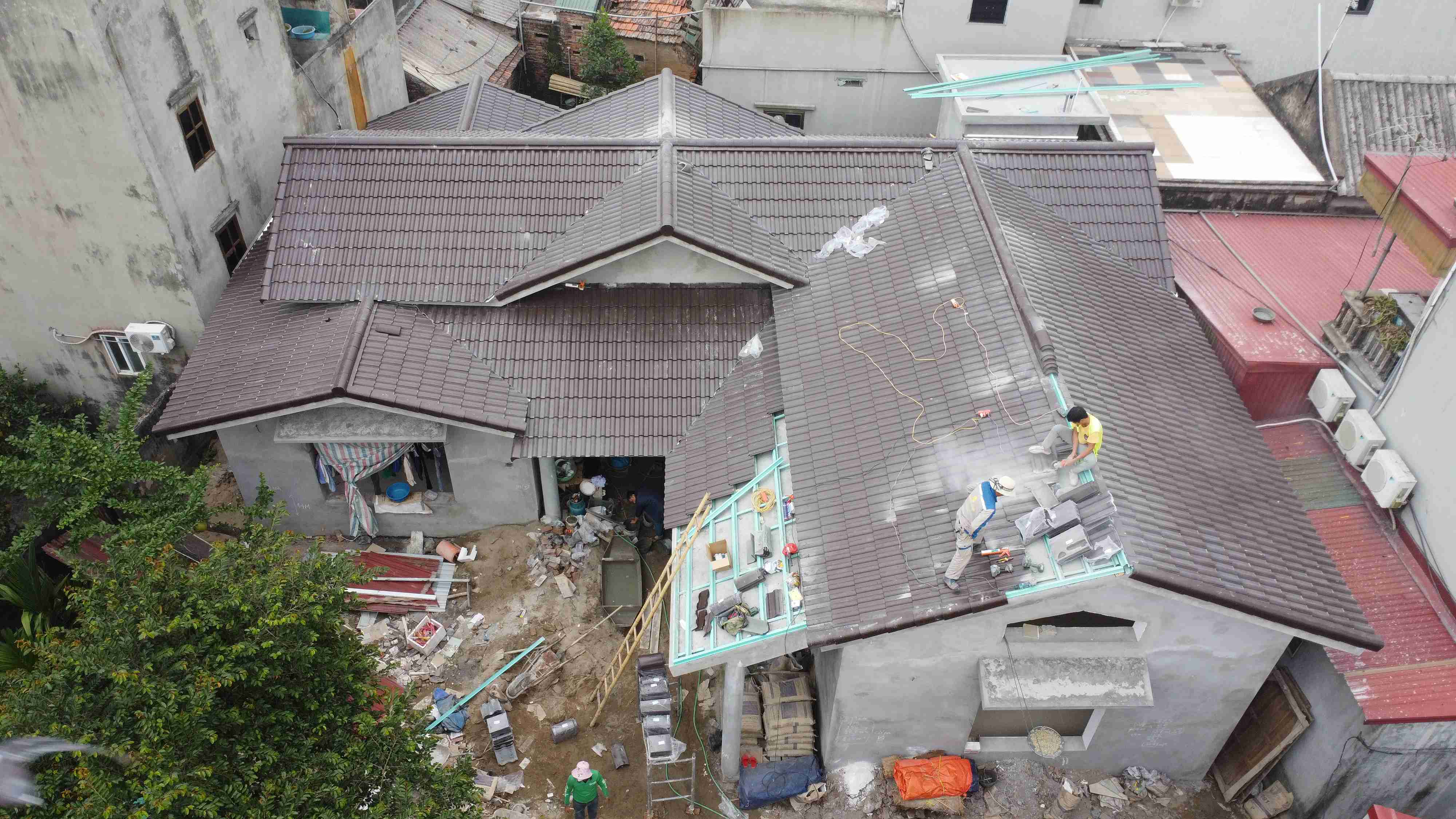 Thi công mái ngói nhà cấp 4: Nhìn đơn giản, làm chuẩn mới khó