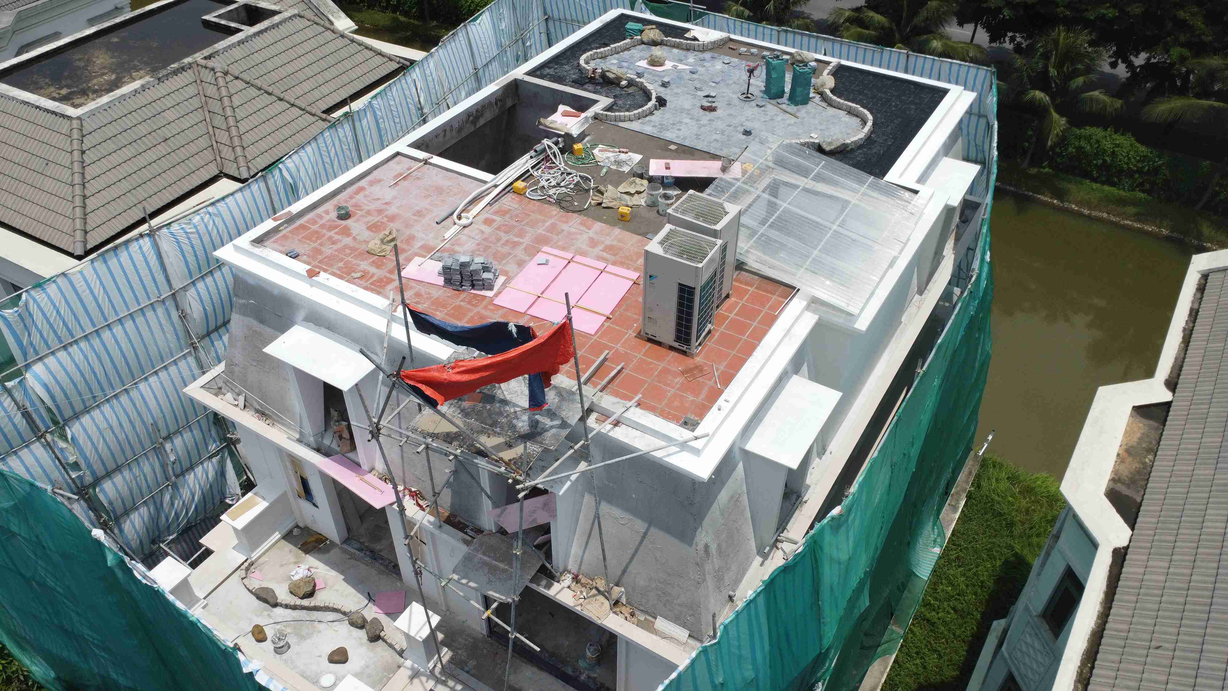 Thi công mái ngói nhà phố – Những khó khăn không phải ai cũng thấy