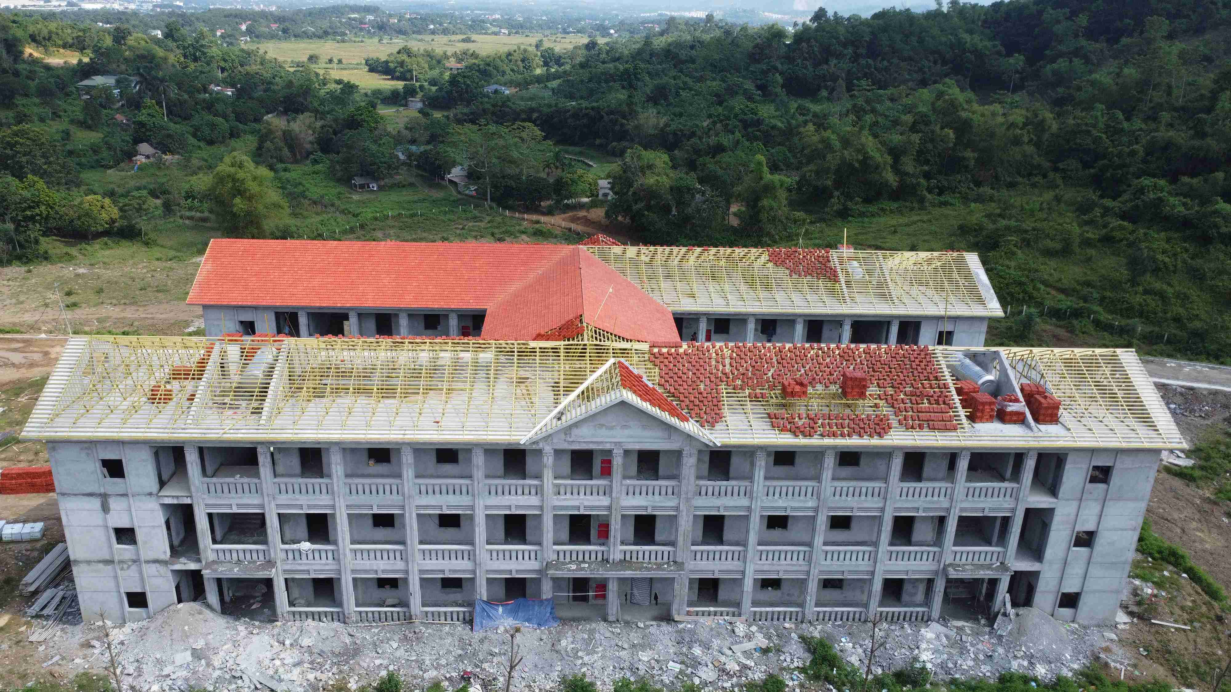 Thi công mái ngói đỏ – Giải pháp mái nhà bền đẹp, chuẩn kiến trúc Việt