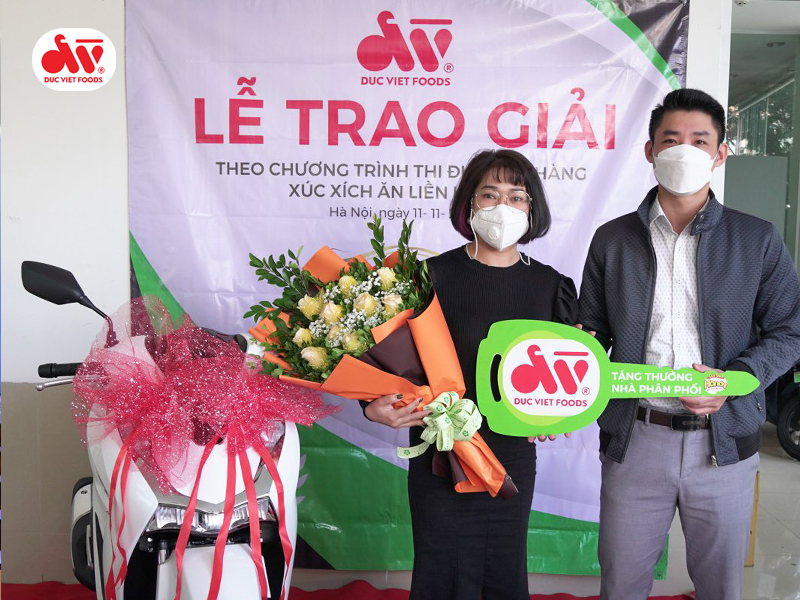 trao-giai-thuong-thi-dua-ban-hang-xuc-xich-an-lien-handy