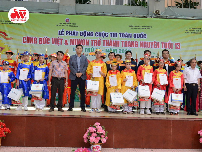 Đức Việt tài trợ chương trình "Trở thành trạng nguyên tuổi 13" lần thứ VI - 2020 4 chup anh