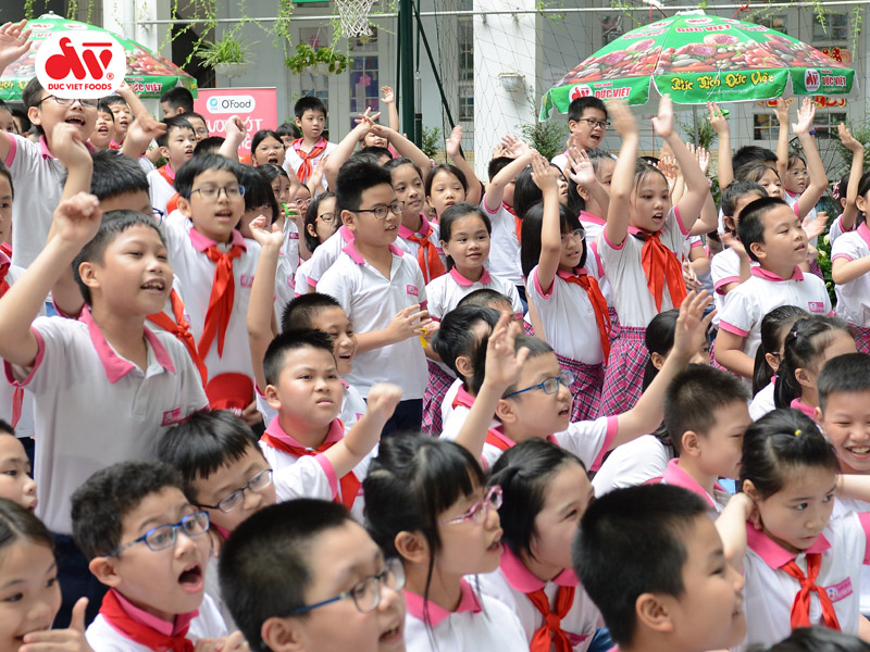 Đức Việt tài trợ chương trình "Thắp sáng những ngôi sao buổi sớm lần thứ VI - 2020" 3 hoc sinh hao hung