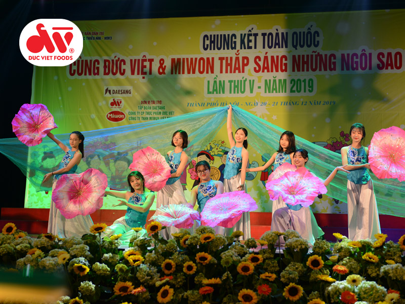 Chung kết cuộc thi "Cùng Đức Việt và Miwon thắp sáng những ngôi sao buổi sớm lần V - 2019" 2 ngoi sao w 1jpg