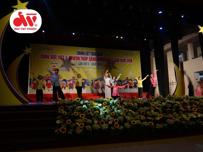 Chung kết cuộc thi "Cùng Đức Việt và Miwon thắp sáng những ngôi sao buổi sớm lần V - 2019" 4 w 4
