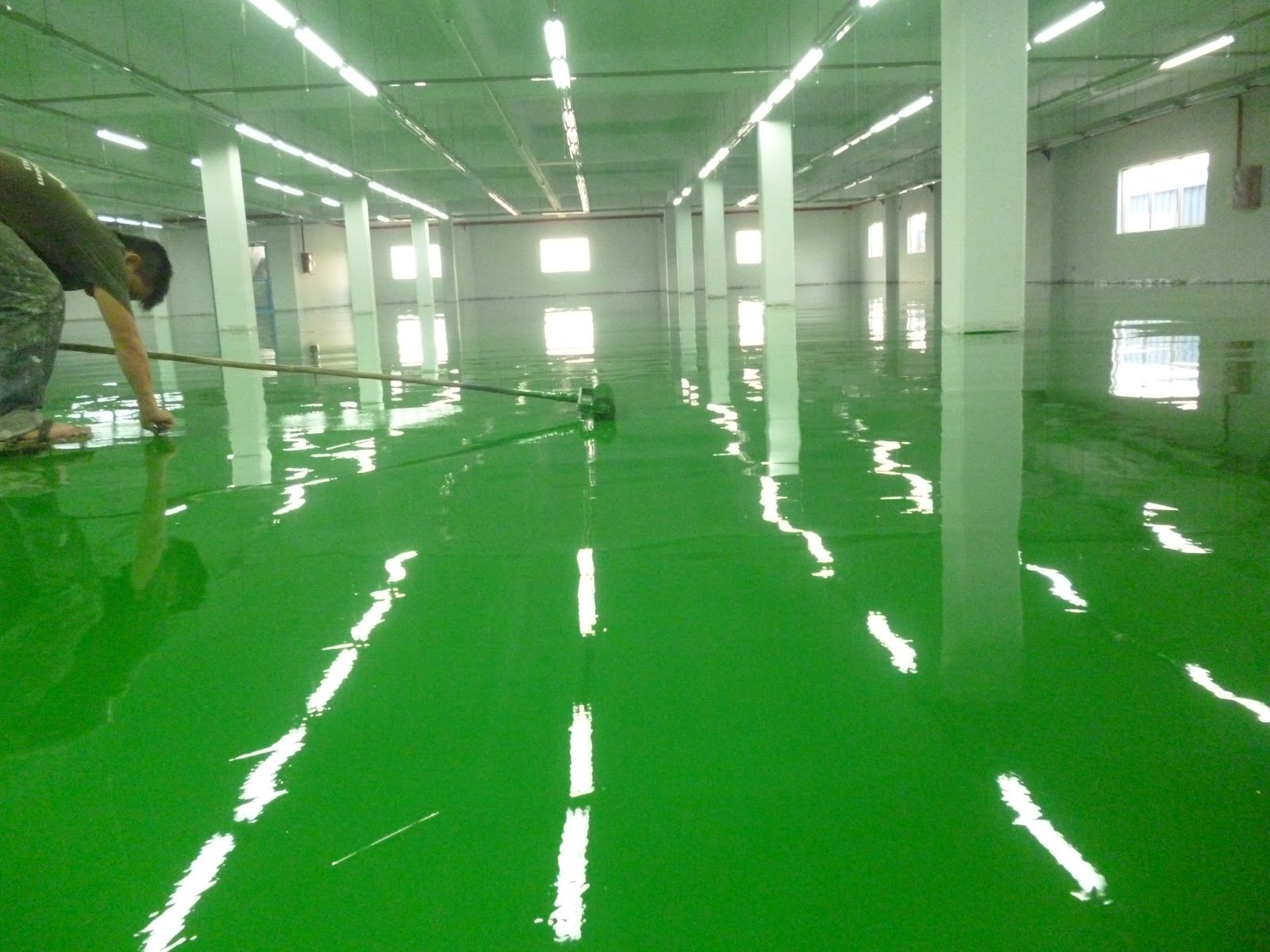 Báo giá thi công sơn sàn Epoxy rẻ nhất Việt Nam và sự hỗ trợ của Sika nền nhà xưởng sẽ giúp cho công trình của bạn trở nên đẹp hơn, bền bỉ hơn và tiết kiệm chi phí hơn. Nếu bạn đang quan tâm đến việc đầu tư cho công trình của mình, hãy xem hình ảnh để thấy rõ sự chuyên nghiệp và hiệu quả của Sika Floor Chapdur Green/Grey.