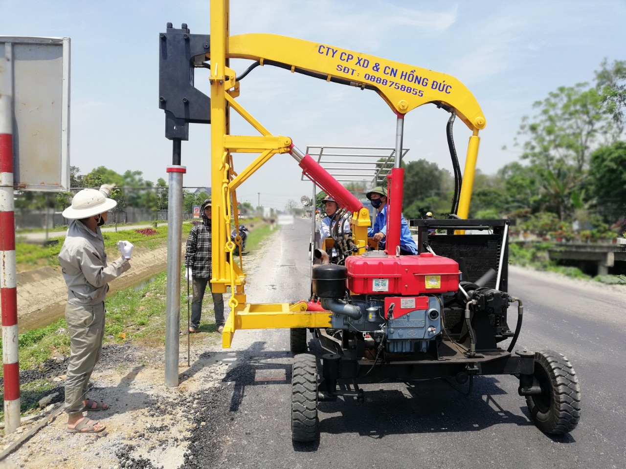 Máy thi công đóng cọc hộ lan tôn sóng
