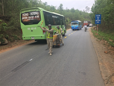 Thi công sơn kẻ đường trên tuyến đường QL 217- Thanh Hóa