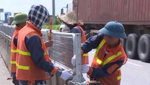 thi công lắp đặt lưới chống chói trên tuyến QL 1A