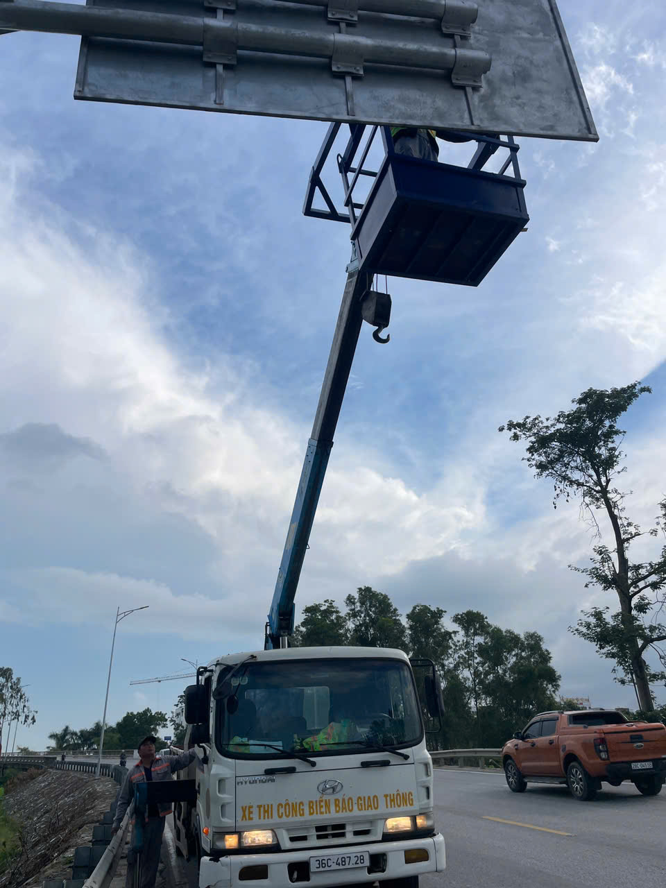 CẬP NHẬT VÀ SỬA CHỮA BIỂN BÁO THEO ĐỊA DANH MỚI SAU SÁP NHẬP: GIẢI PHÁP ĐỒNG BỘ HÓA HỆ THỐNG ATGT