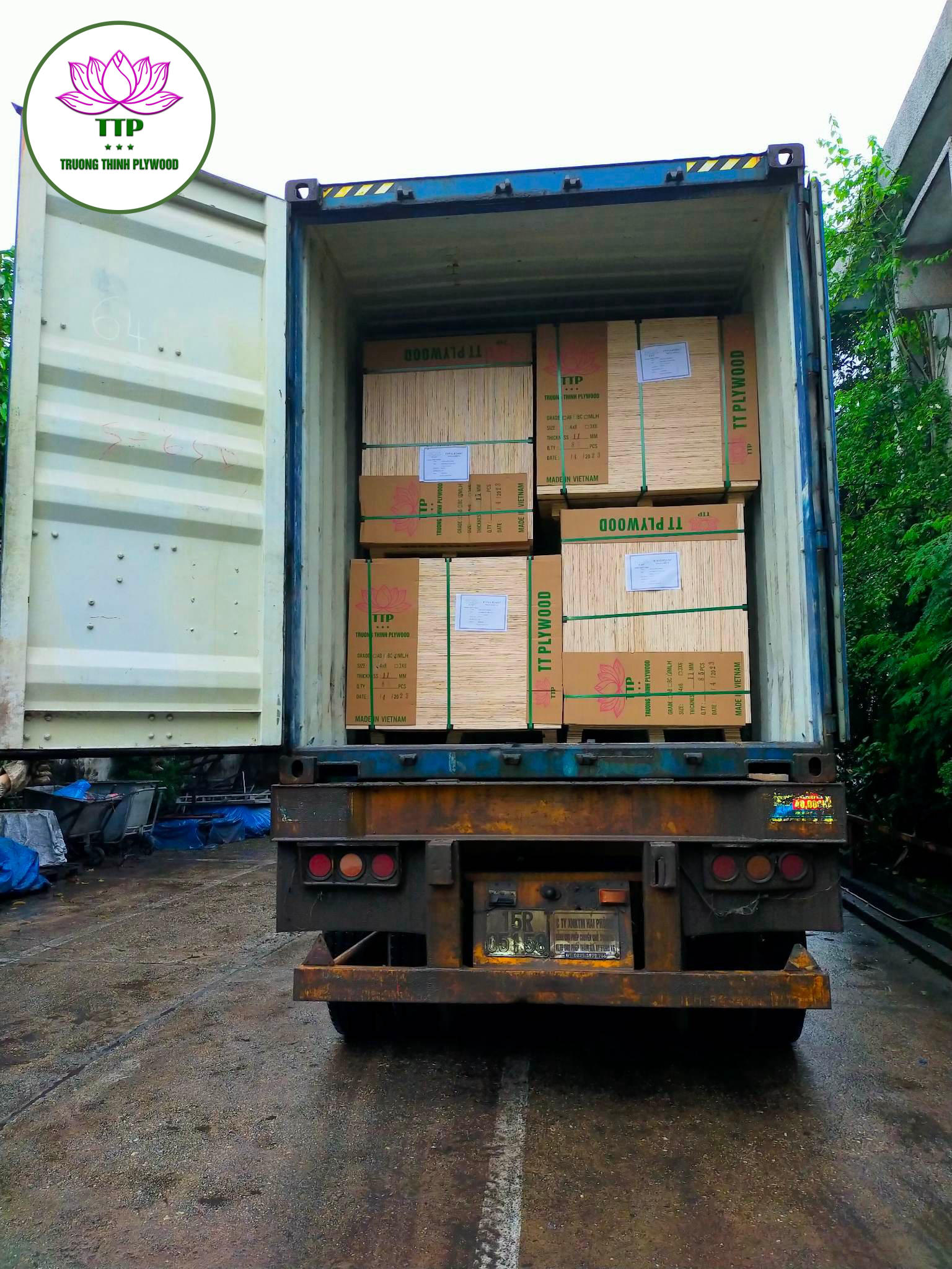 [ Load container of commercial plywood to Korea ]