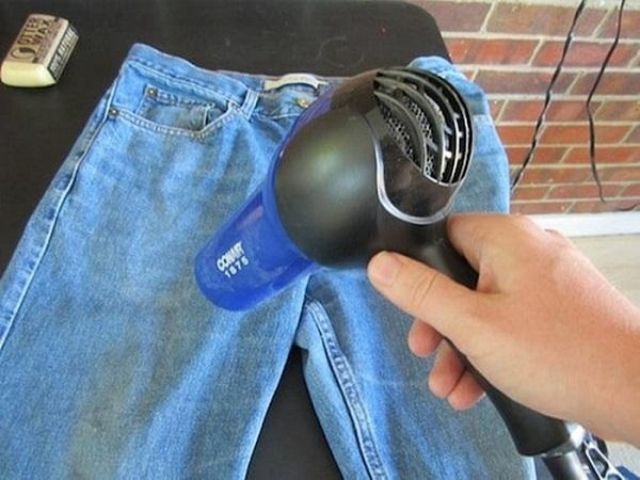 Dùng máy sấy để sấy quần jean