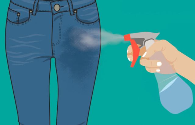 Xịt nước ấm lên quần jean